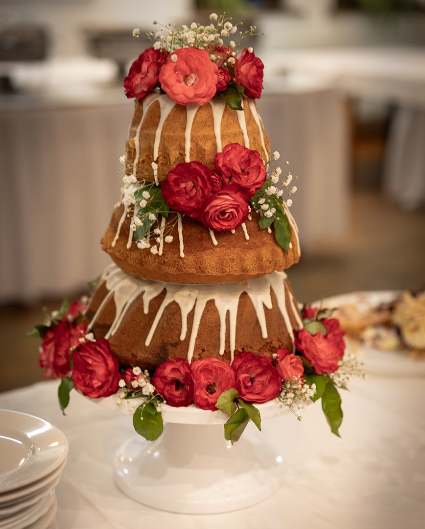 Hochzeitstorte mit Rosen und Zuckerguss