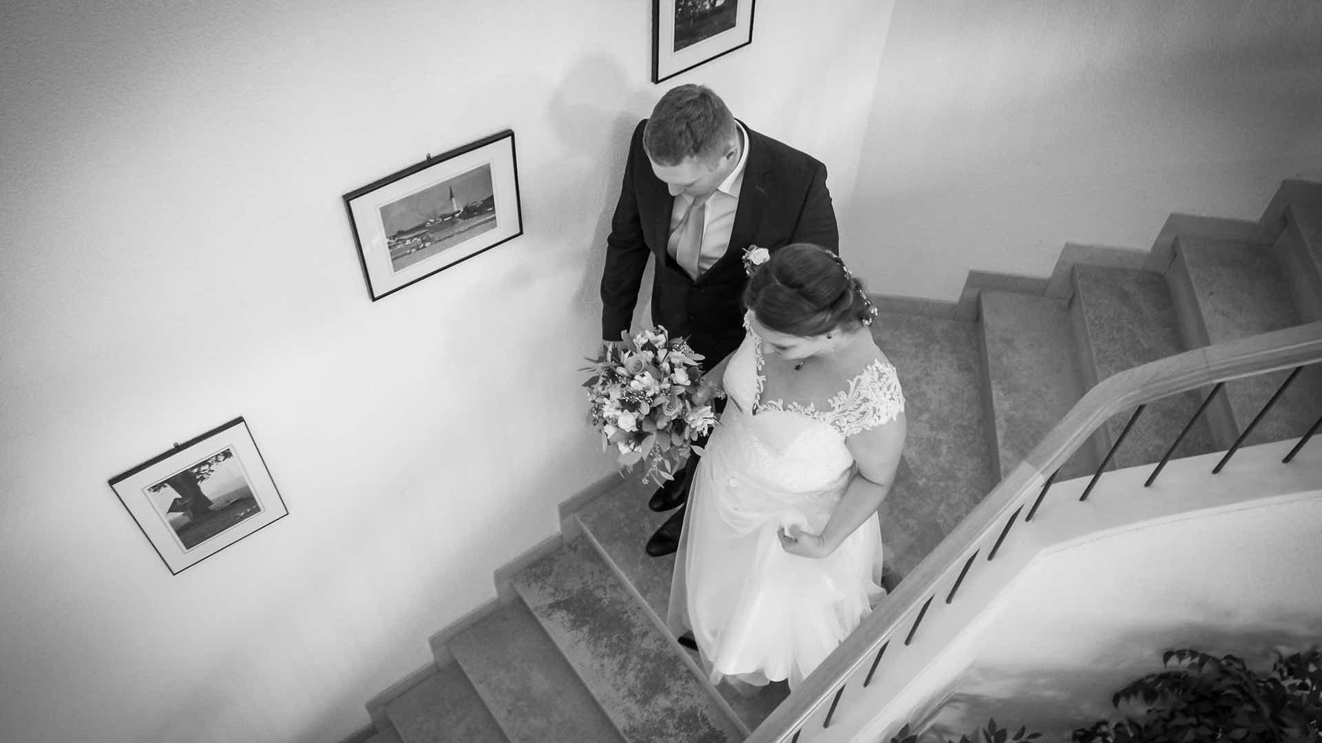 Brautpaar auf Treppe Fotografie schwarz weiss von oben