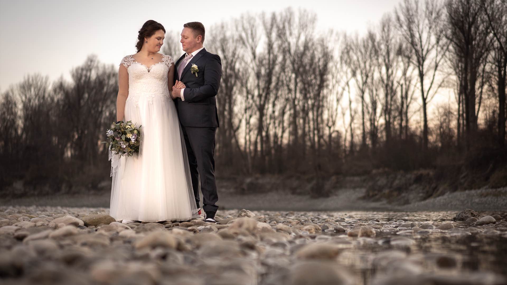 Hochzeitsshooting am Fluss in Abenddämmerung