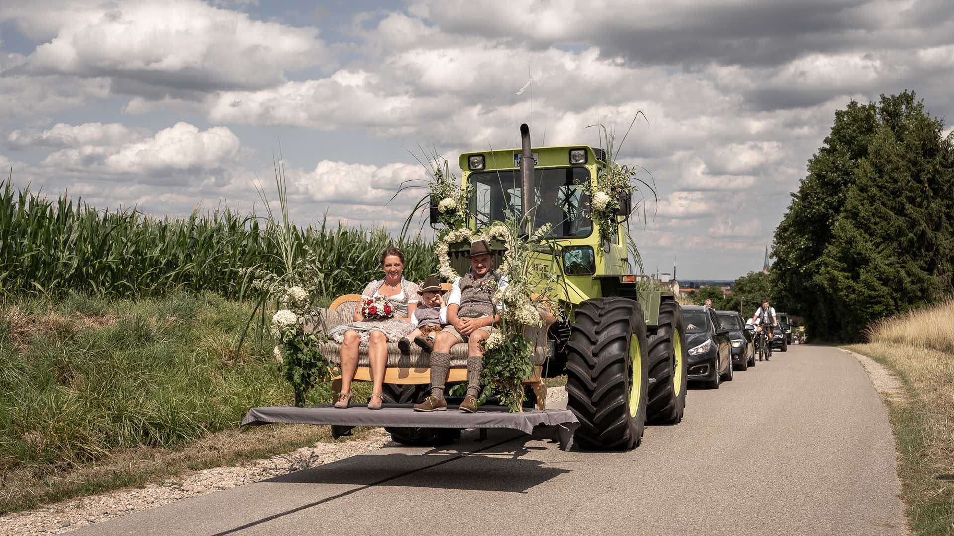 Traktor Brautpaar Hochzeitsauto