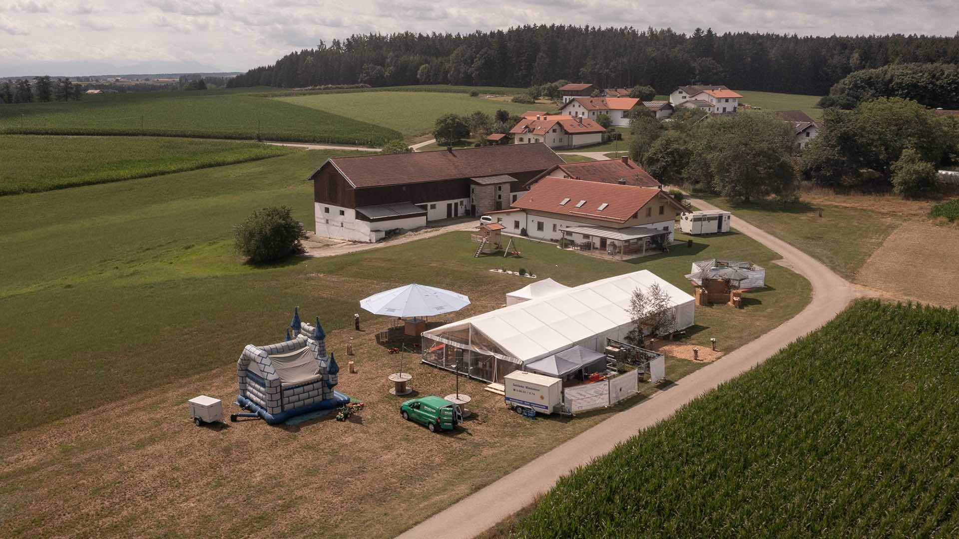 Drohnenbild Bauernhof Hochzeitslocation Zelt