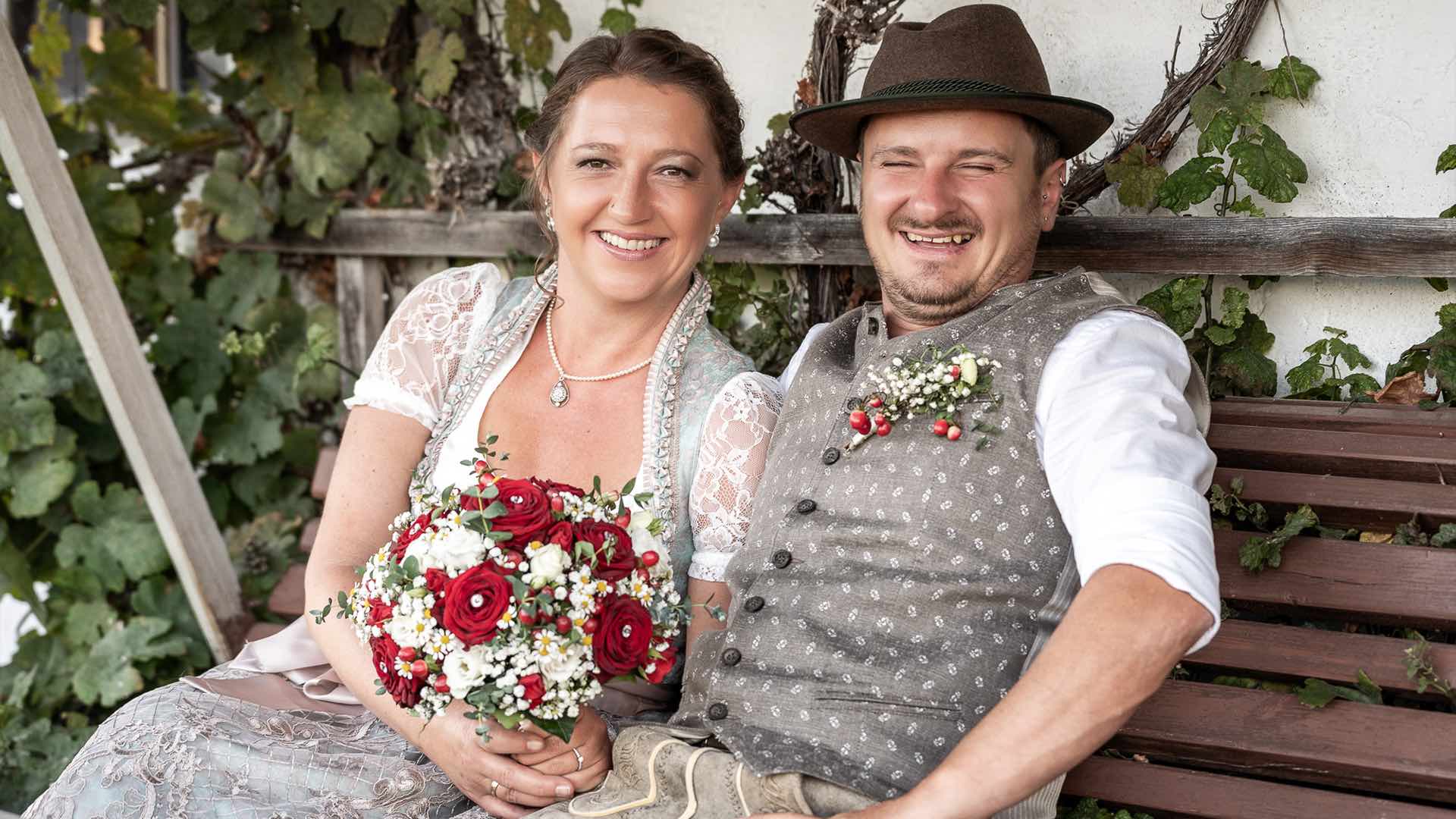 Brautpaar Bank Brautstrauß Rosen Tracht