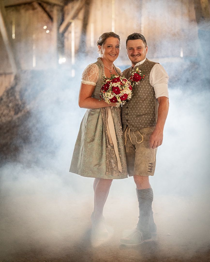 Nebel Hochzeitsshooting Brautpaar bayerische Tracht