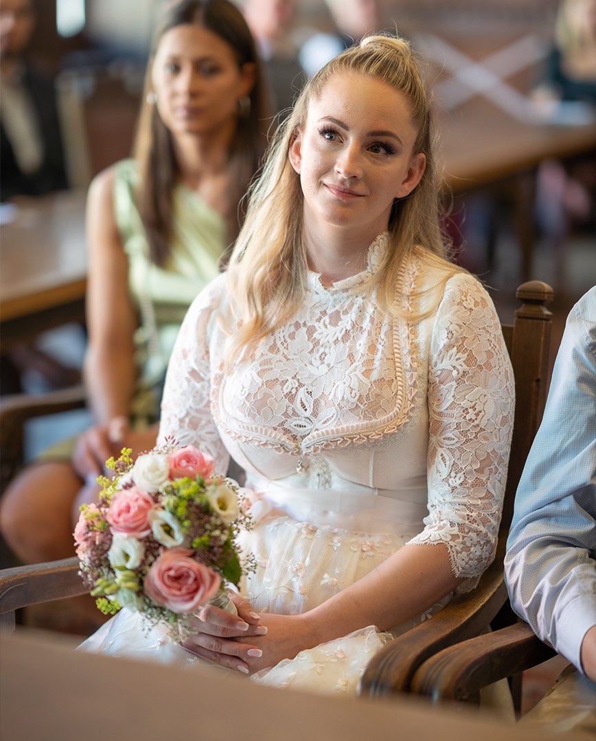 Braut im Standesamt weisses Dirndl