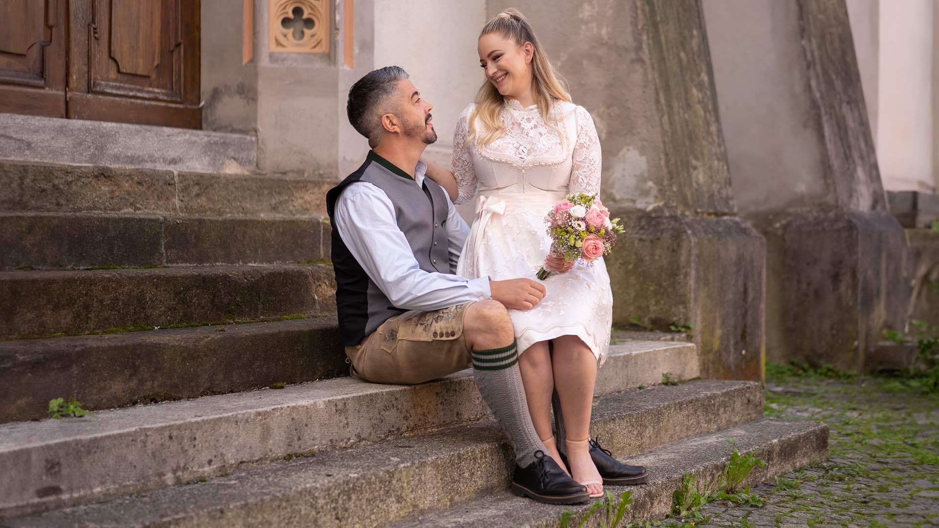 Kirchentreppe Altstadt Brautpaar Shooting bayerische Tracht