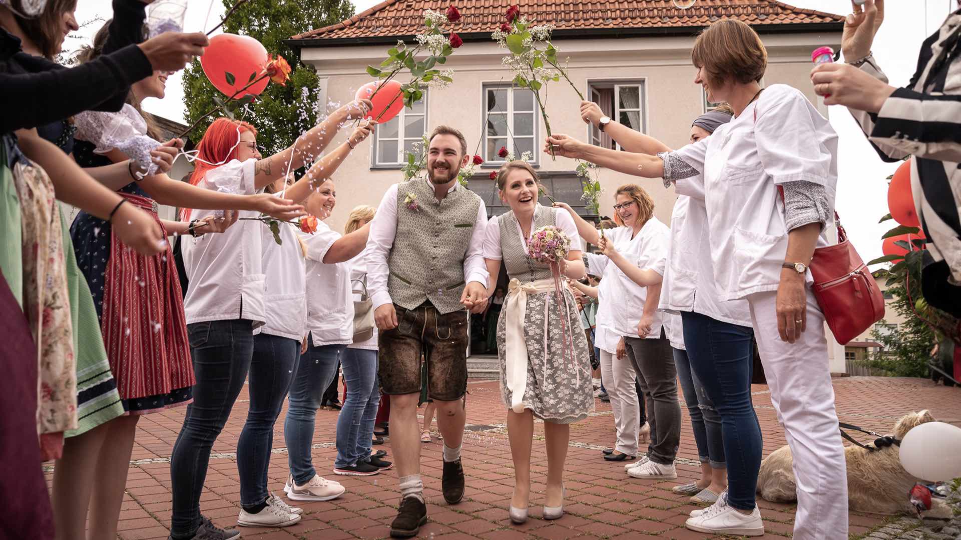 Brautpaar Hochzeitsshooting Hochzeitsfoto Brautstrauss