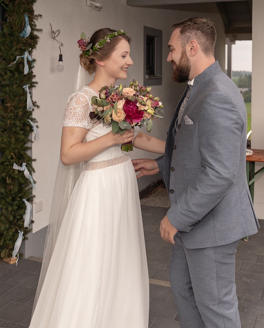 Hochzeitsreportage Hochzeitsfotograf Blumen Hochzeitsfeier