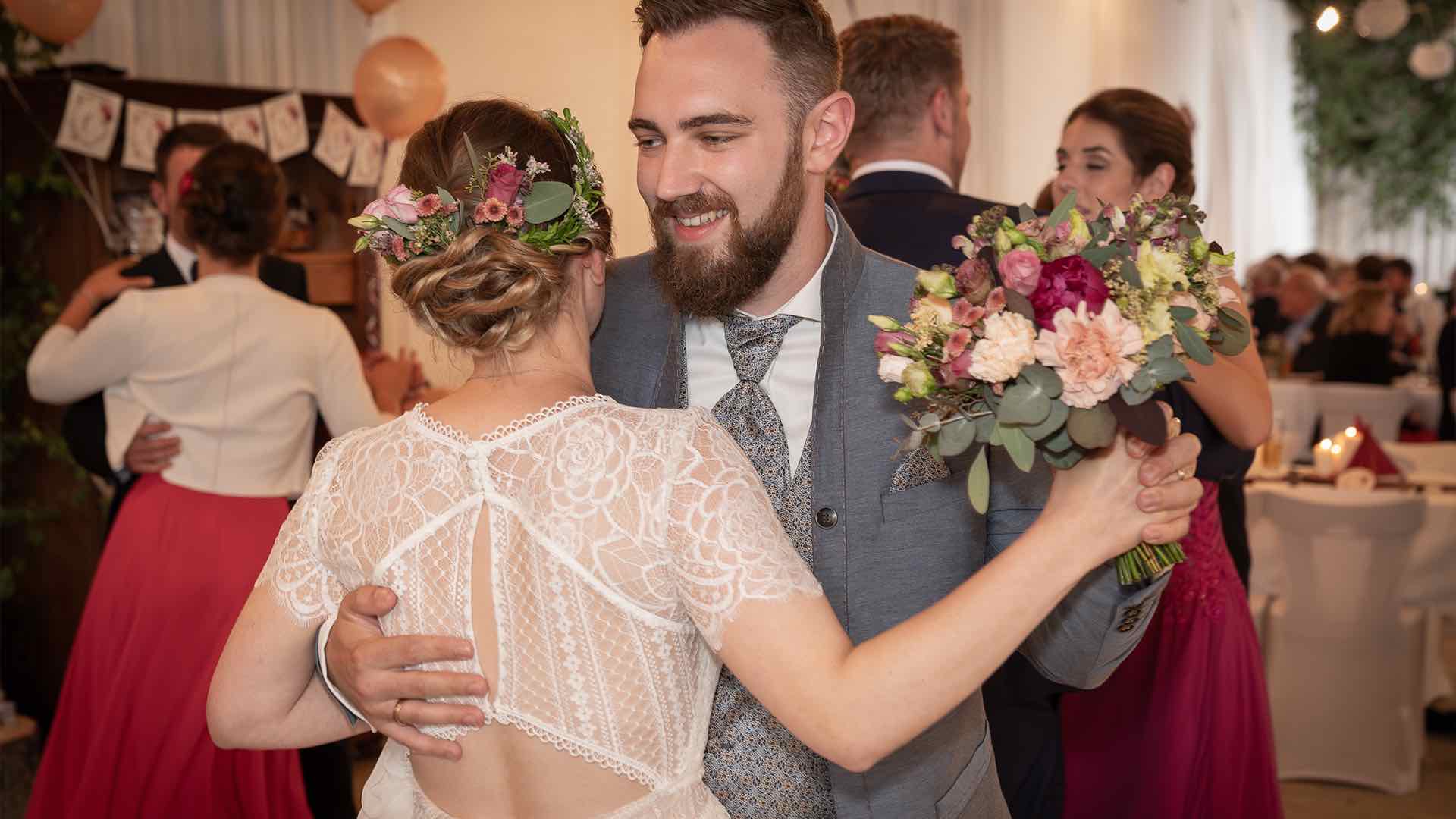 Hochzeitsreportage Hochzeitsfotograf Blumen Hochzeitsfeier