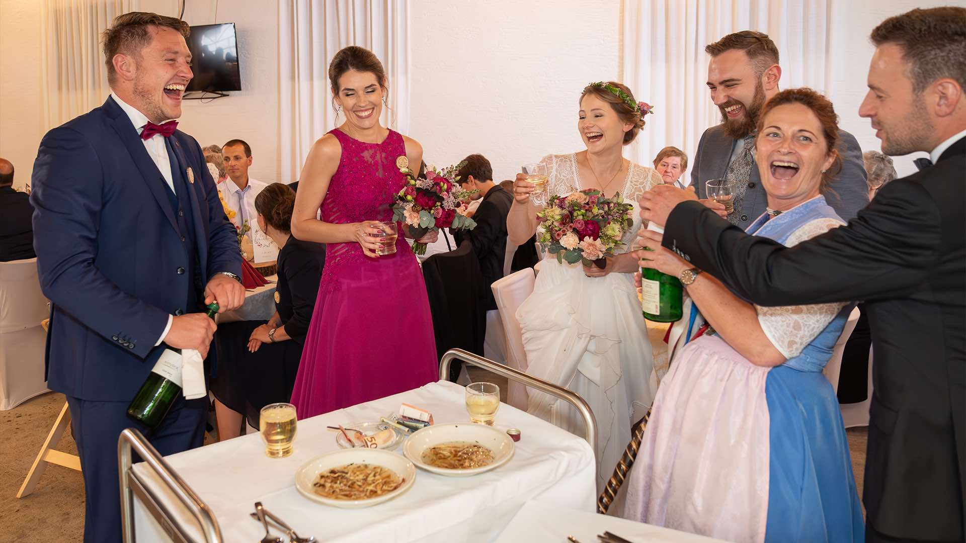 Hochzeitsreportage Hochzeitsfotograf Blumen Hochzeitsfeier