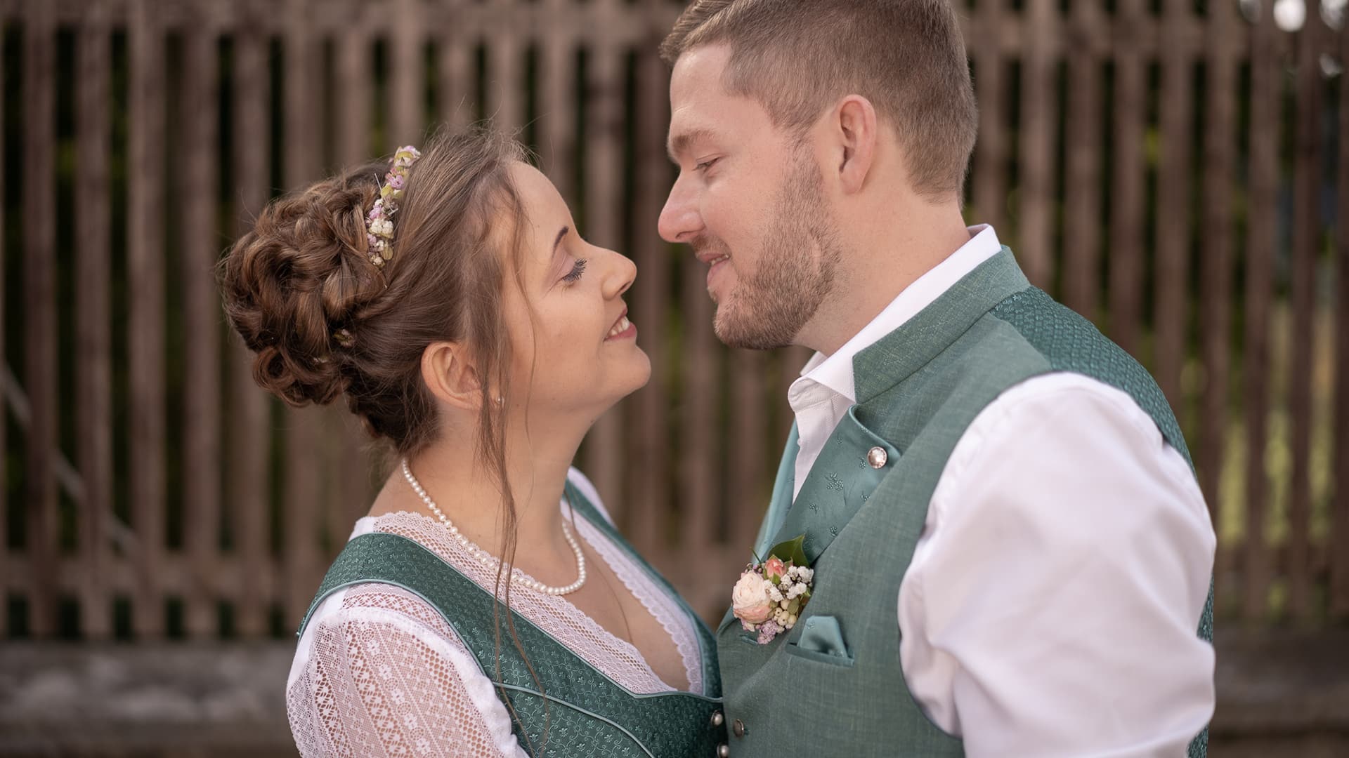 Brautpaar Hochzeitsdirndl Lederhosse Hochzeitsshooting Hochzeitsfotos Natur