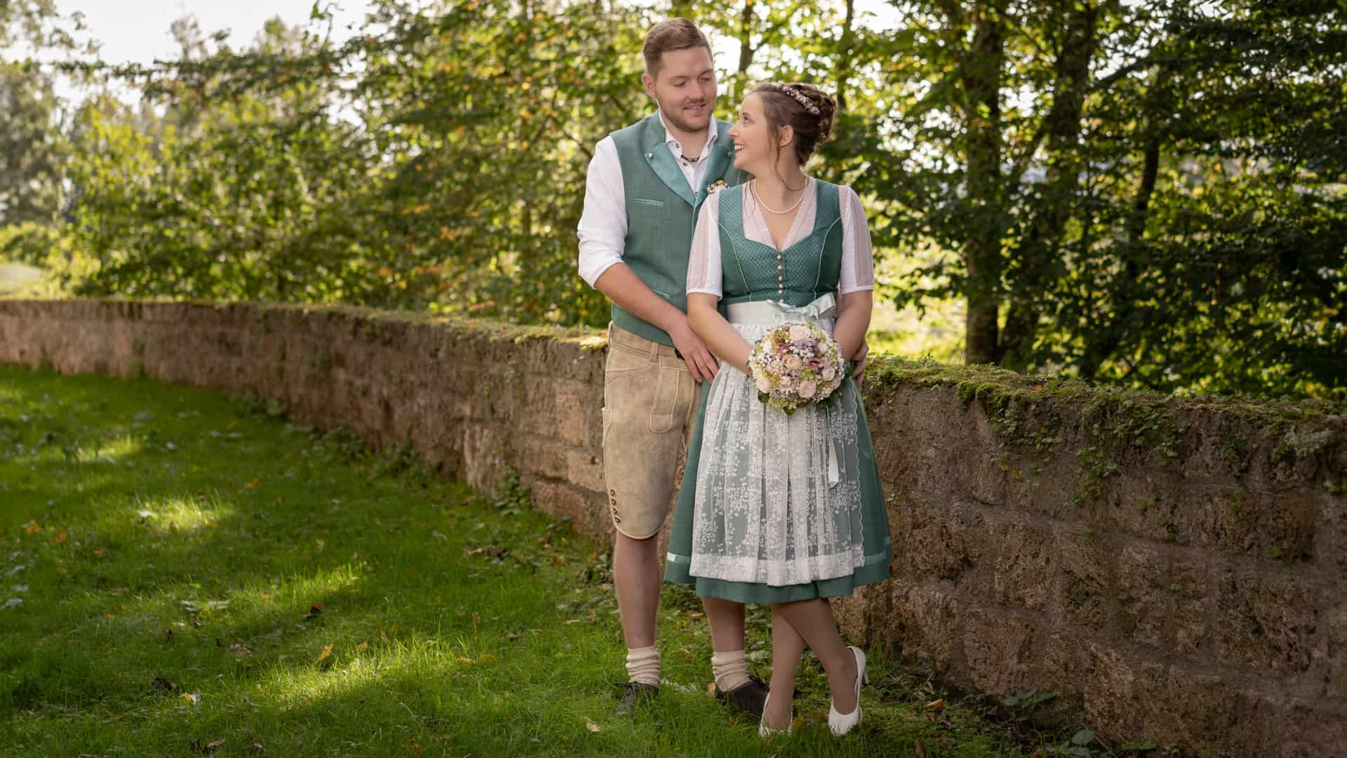 Brautpaar Hochzeitsdirndl Lederhosse Hochzeitsshooting Hochzeitsfotos Natur