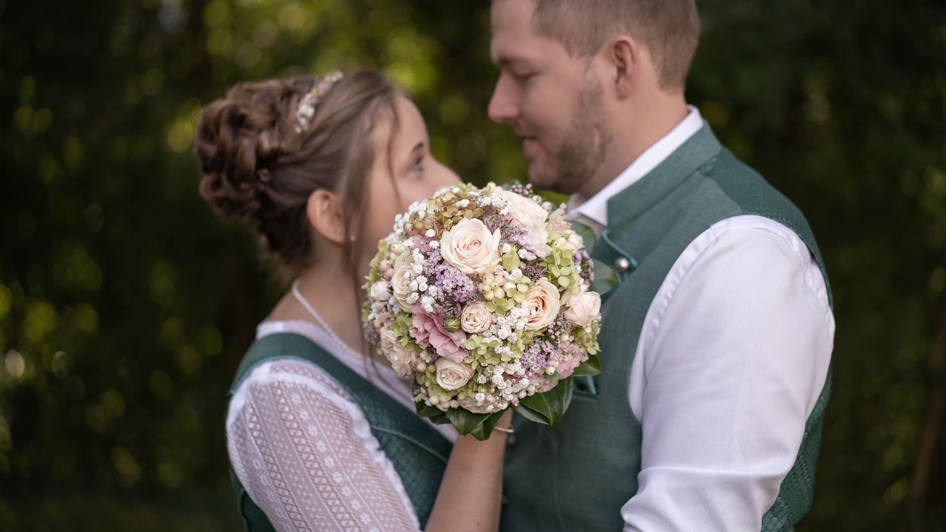 Brautpaar Hochzeitsdirndl Lederhosse Hochzeitsshooting Hochzeitsfotos Natur