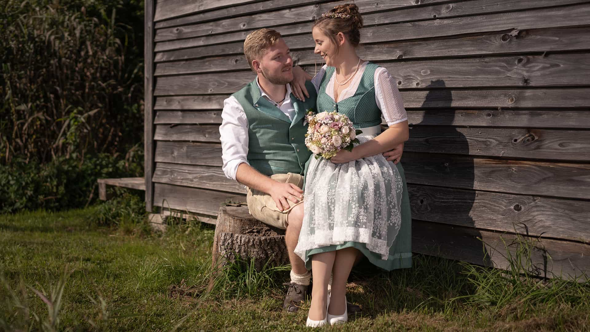 Brautpaar Hochzeitsdirndl Lederhosse Hochzeitsshooting Hochzeitsfotos Natur