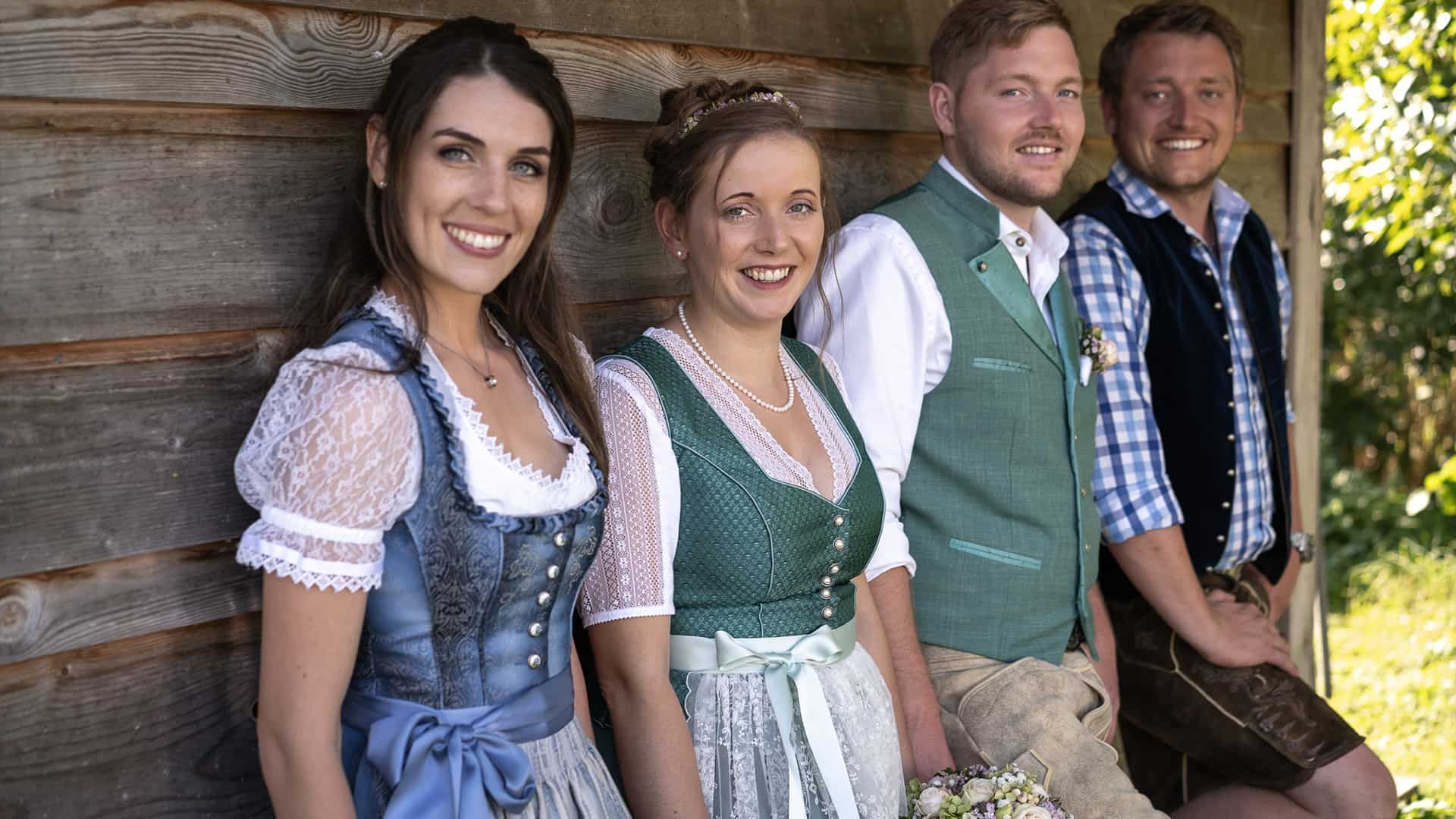 Brautpaar Hochzeitsdirndl Lederhosse Hochzeitsshooting Hochzeitsfotos Natur