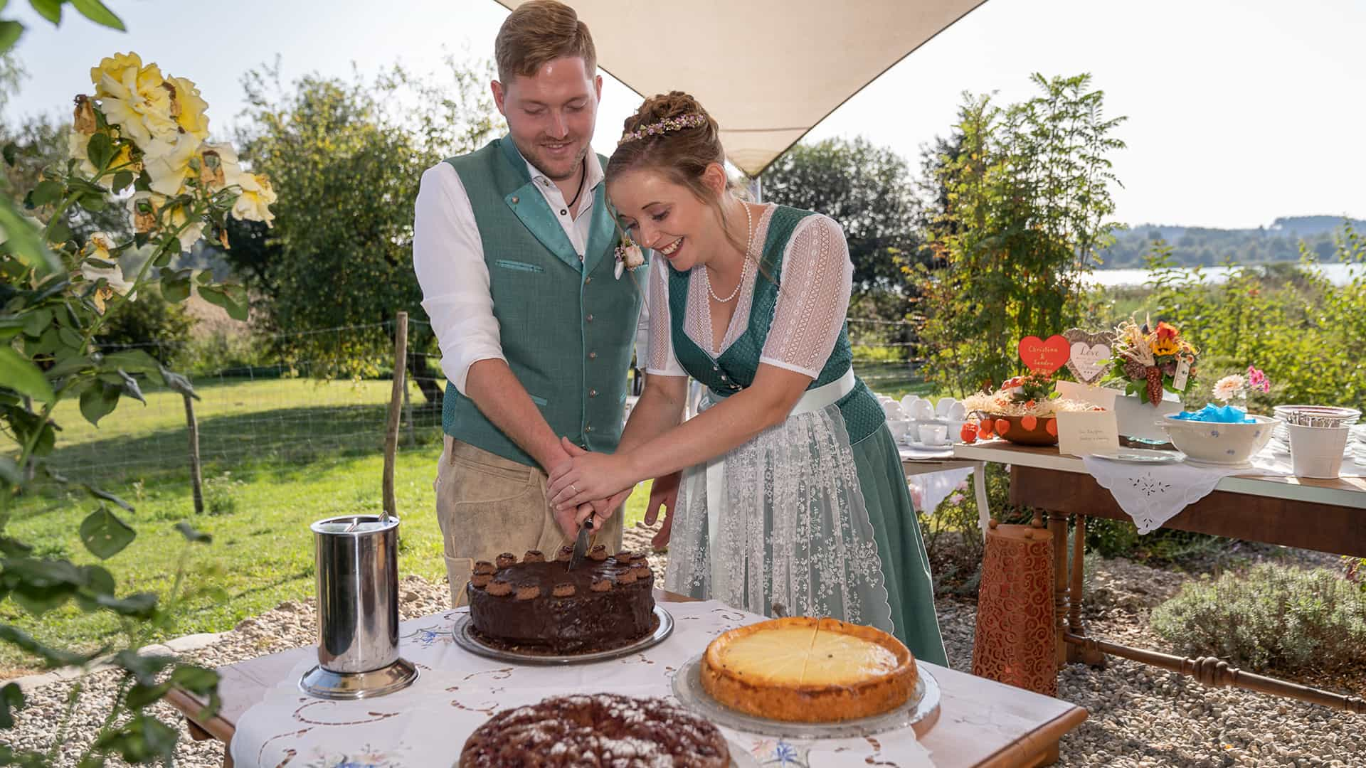 Brautpaar Hochzeitsdirndl Lederhosse Hochzeitsshooting Hochzeitsfotos Natur