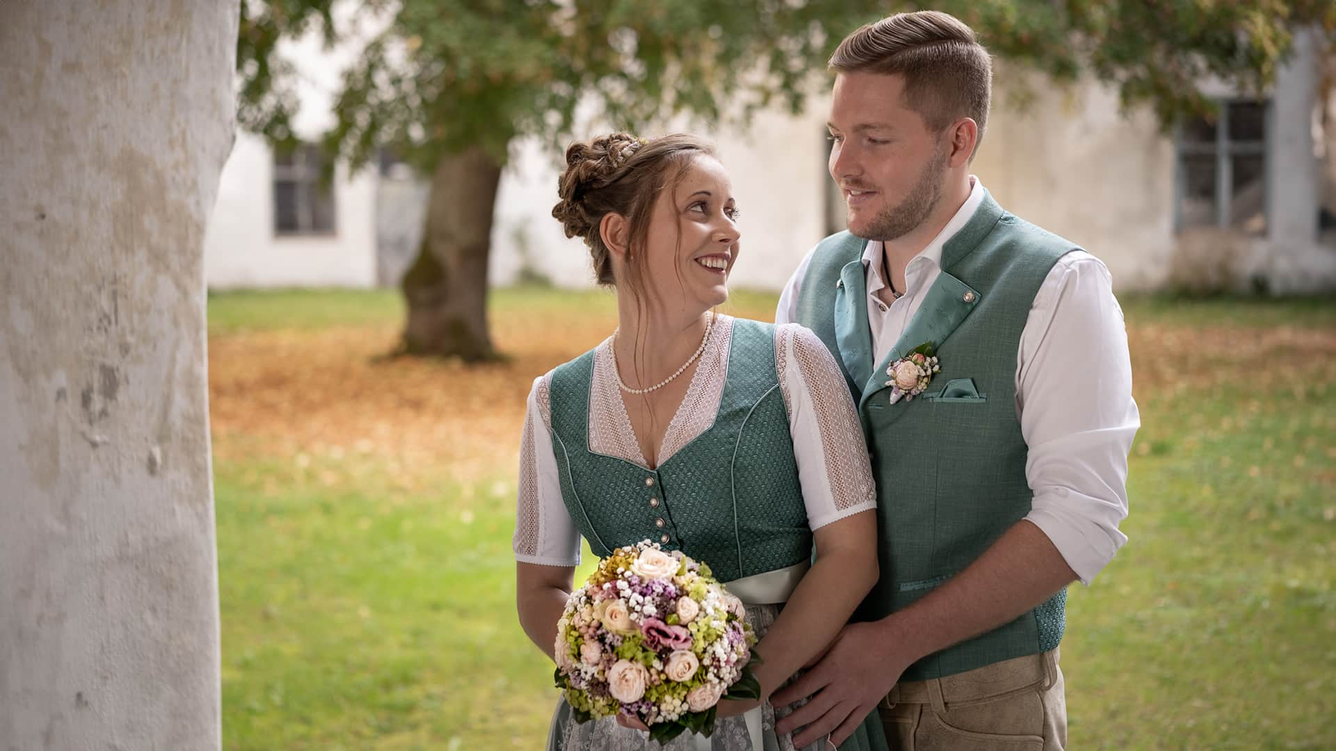 Brautpaar Hochzeitsdirndl Lederhosse Hochzeitsshooting Hochzeitsfotos Natur