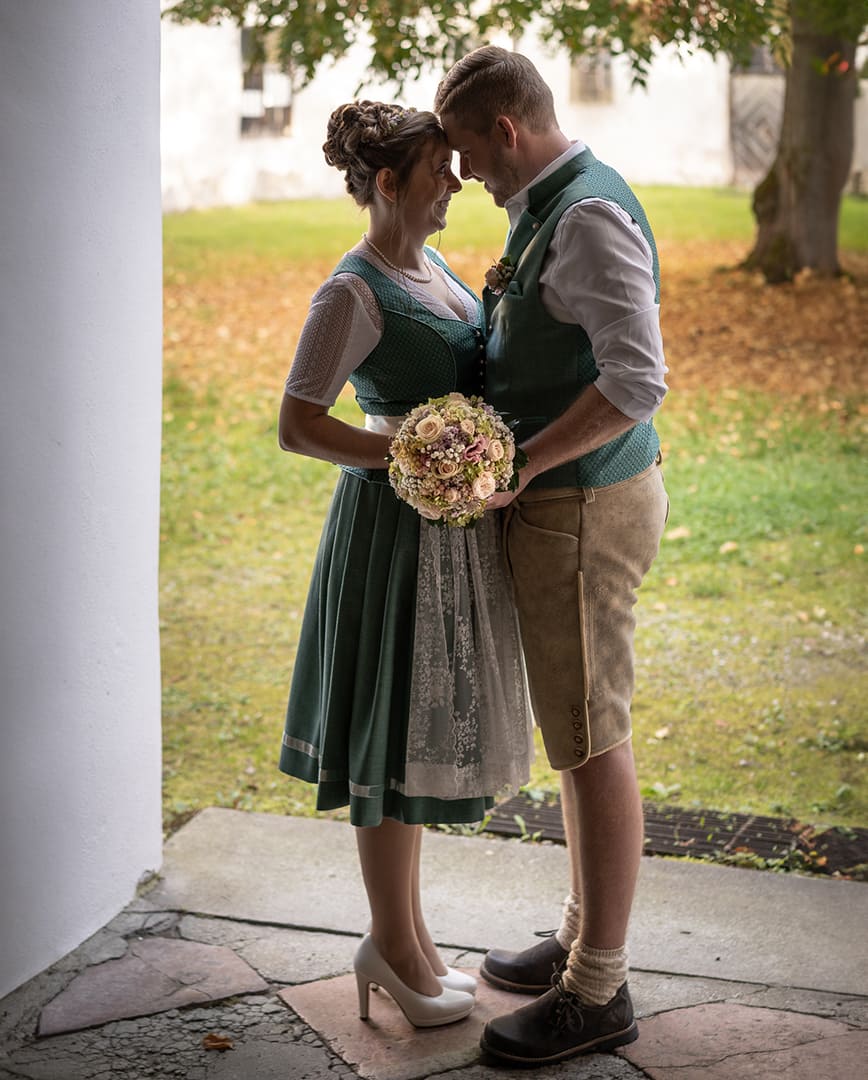 Brautpaar Hochzeitsdirndl Lederhosse Hochzeitsshooting Hochzeitsfotos Natur