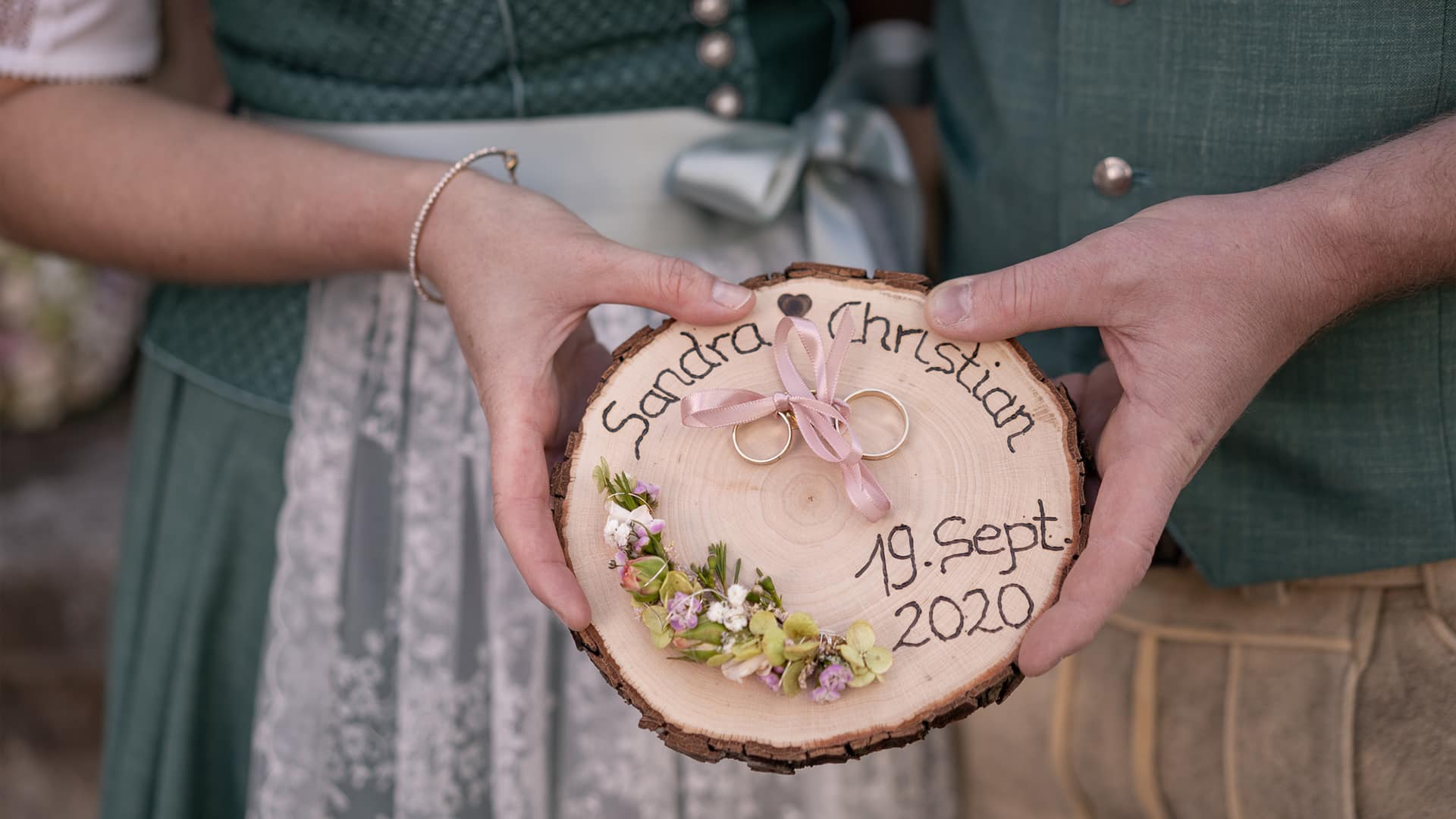 Brautpaar Hochzeitsdirndl Lederhosse Hochzeitsshooting Hochzeitsfotos Natur