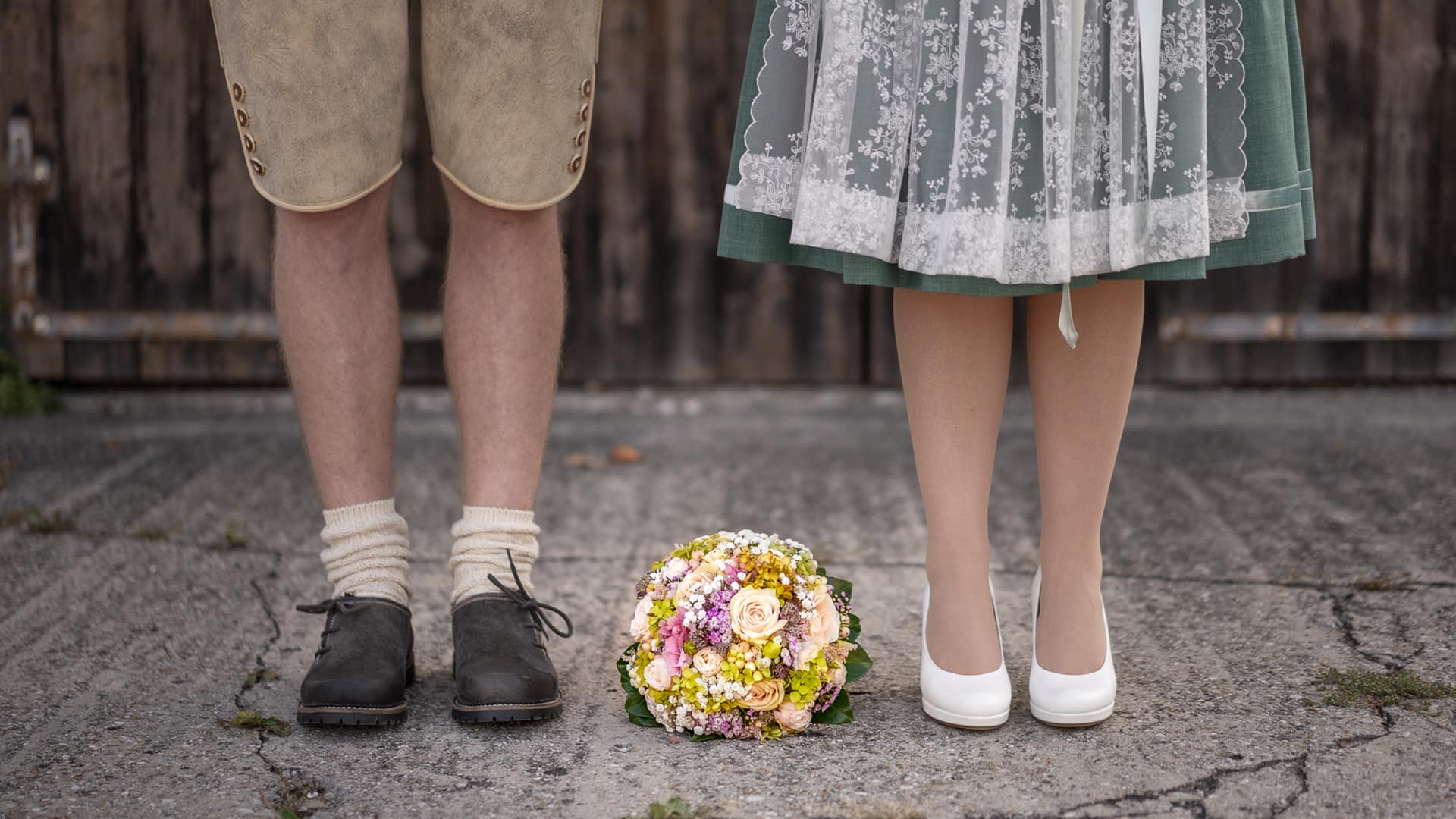 Brautpaar Hochzeitsdirndl Lederhosse Hochzeitsshooting Hochzeitsfotos Natur