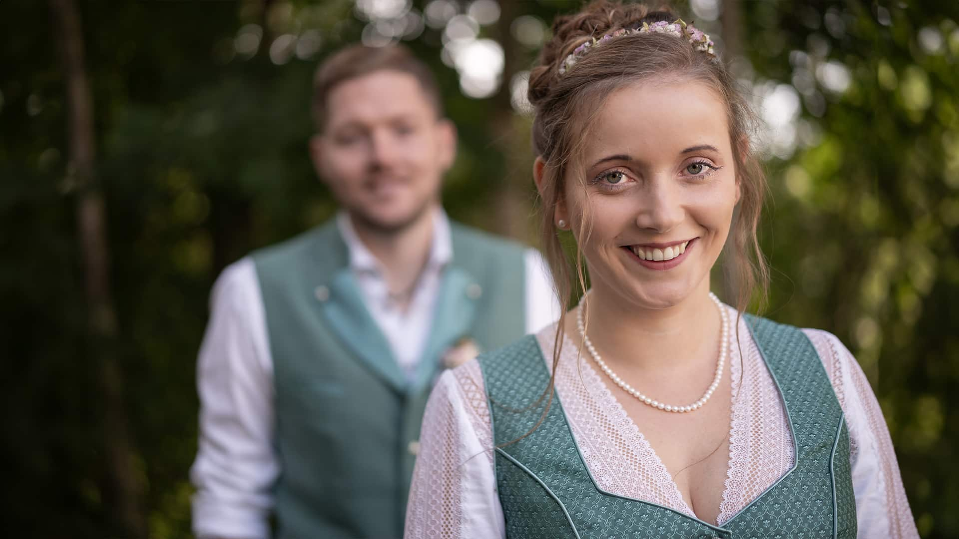 Brautpaar Hochzeitsdirndl Lederhosse Hochzeitsshooting Hochzeitsfotos Natur