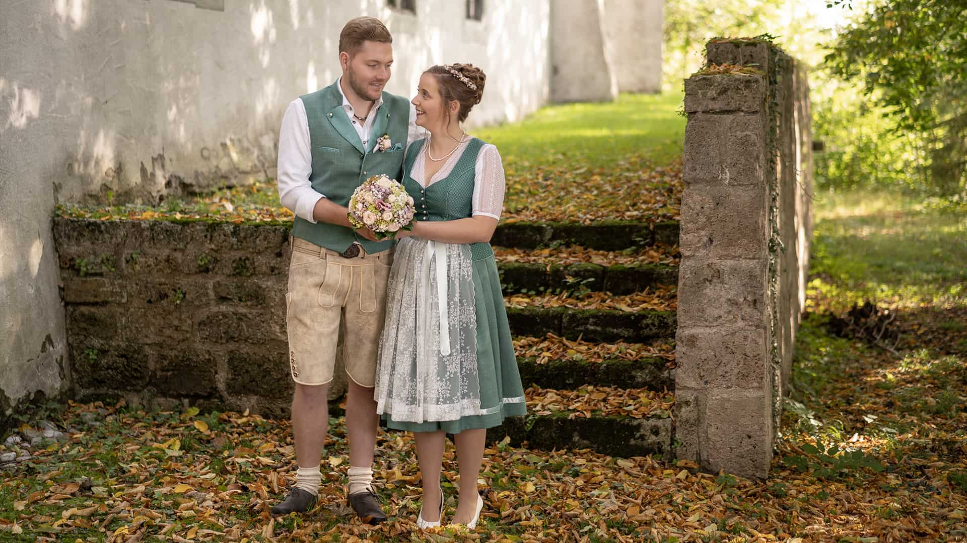 Brautpaar Hochzeitsdirndl Lederhosse Hochzeitsshooting Hochzeitsfotos Natur