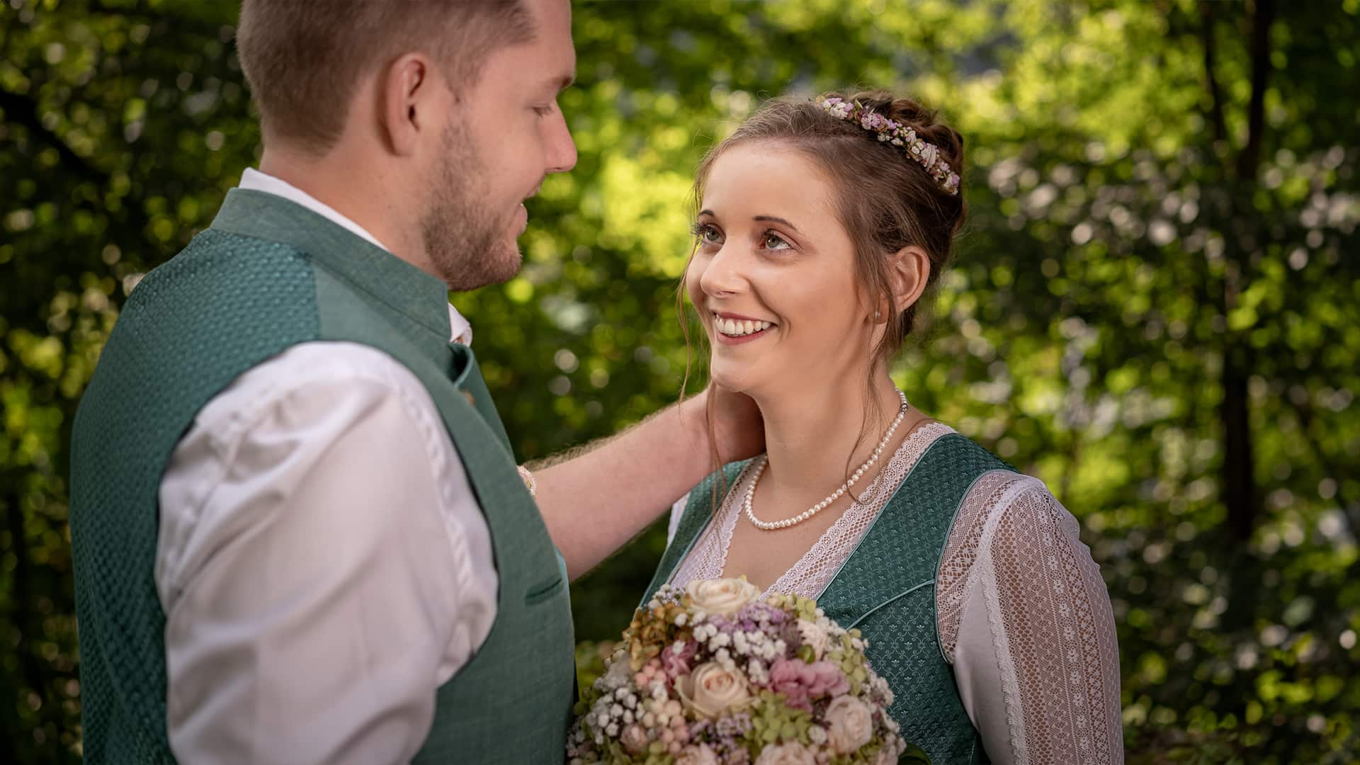 Brautpaar Hochzeitsdirndl Lederhosse Hochzeitsshooting Hochzeitsfotos Natur