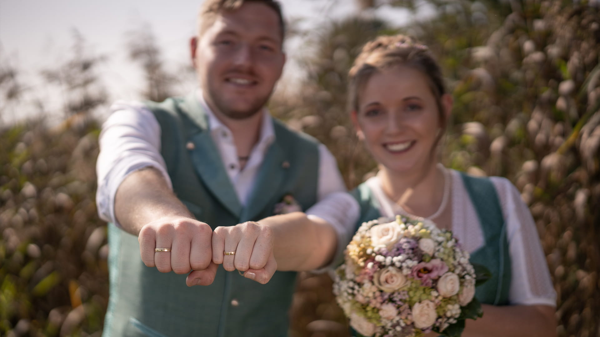 Brautpaar Hochzeitsdirndl Lederhosse Hochzeitsshooting Hochzeitsfotos Natur