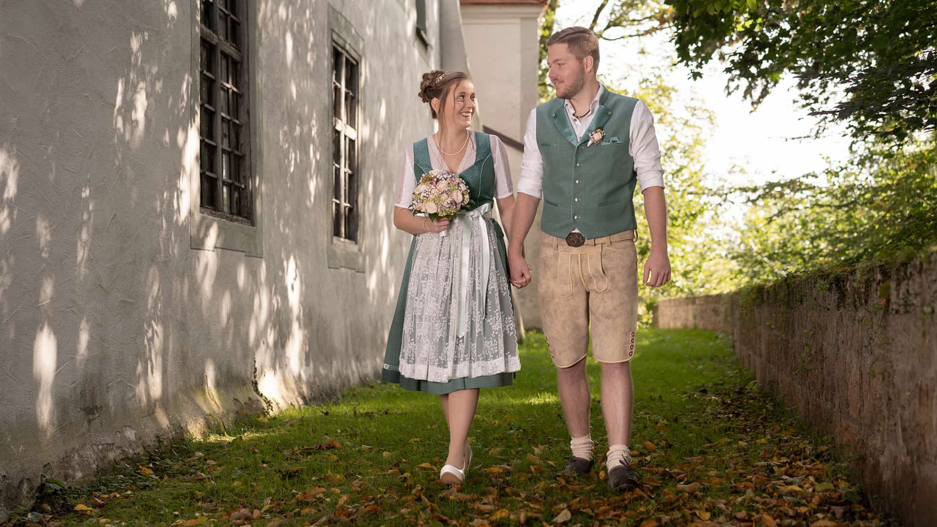 Brautpaar Hochzeitsdirndl Lederhosse Hochzeitsshooting Hochzeitsfotos Natur