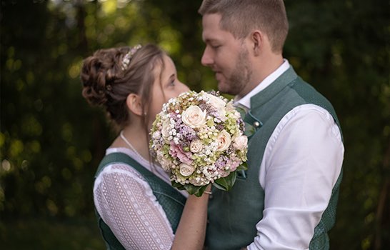 Hochzeitspaar Tracht Natur Hochzeitsstrauss