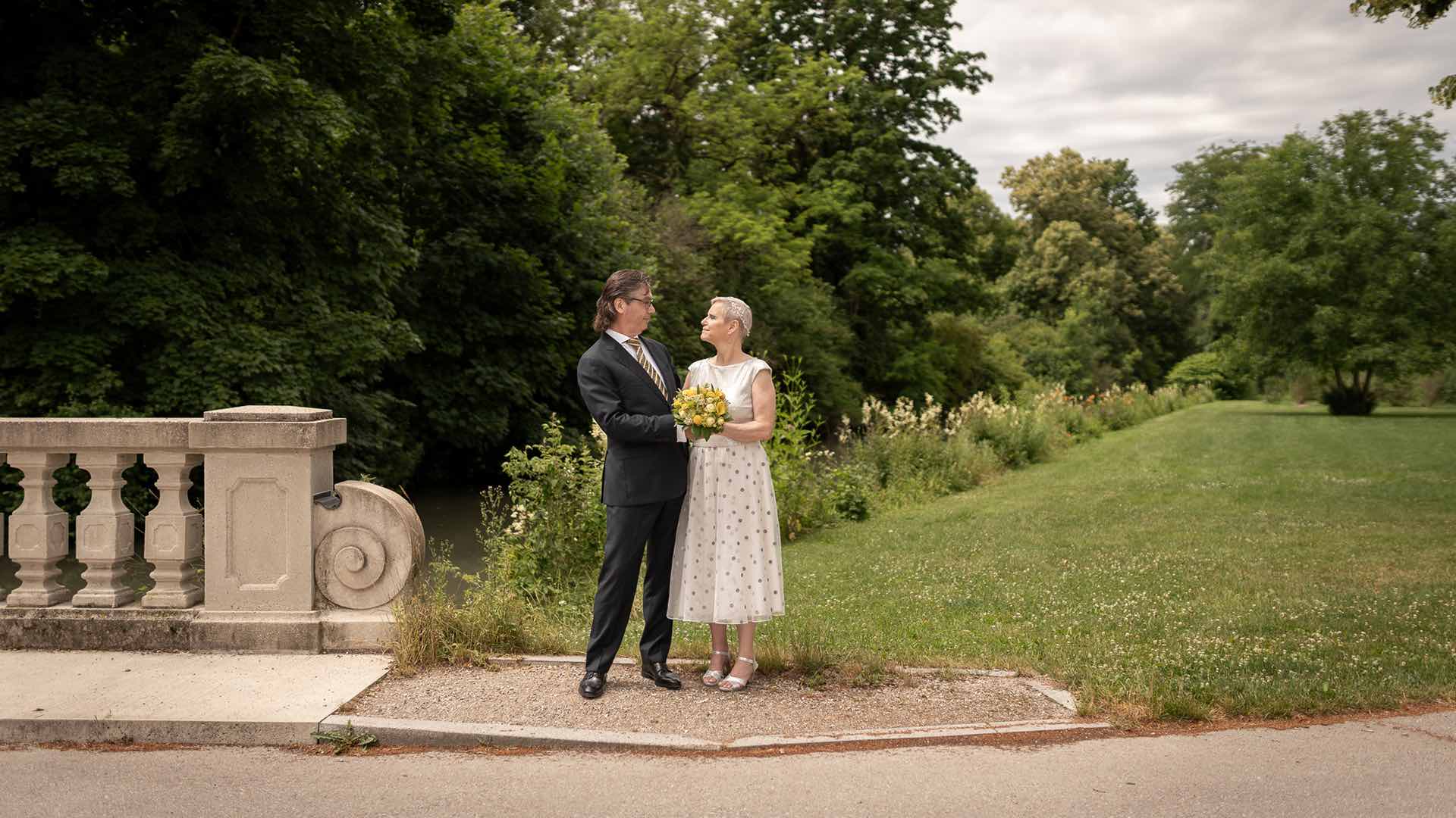 Hochzeitsfotografie Schlossgarten Park Outdoor Brautpaar