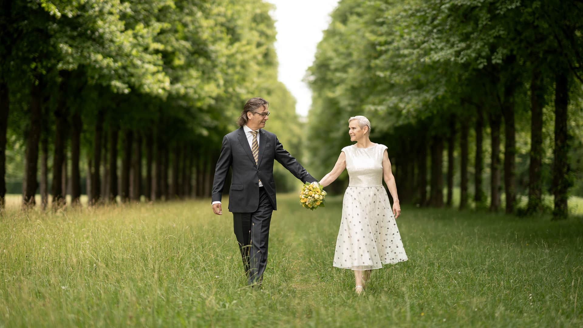 Hochzeitsfotografie Schlossgarten Park Outdoor Brautpaar