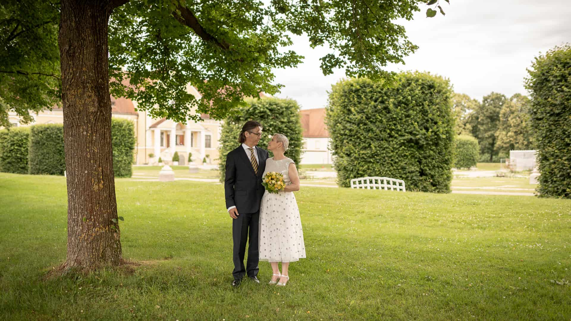 Hochzeitsfotografie Schlossgarten Park Outdoor Brautpaar