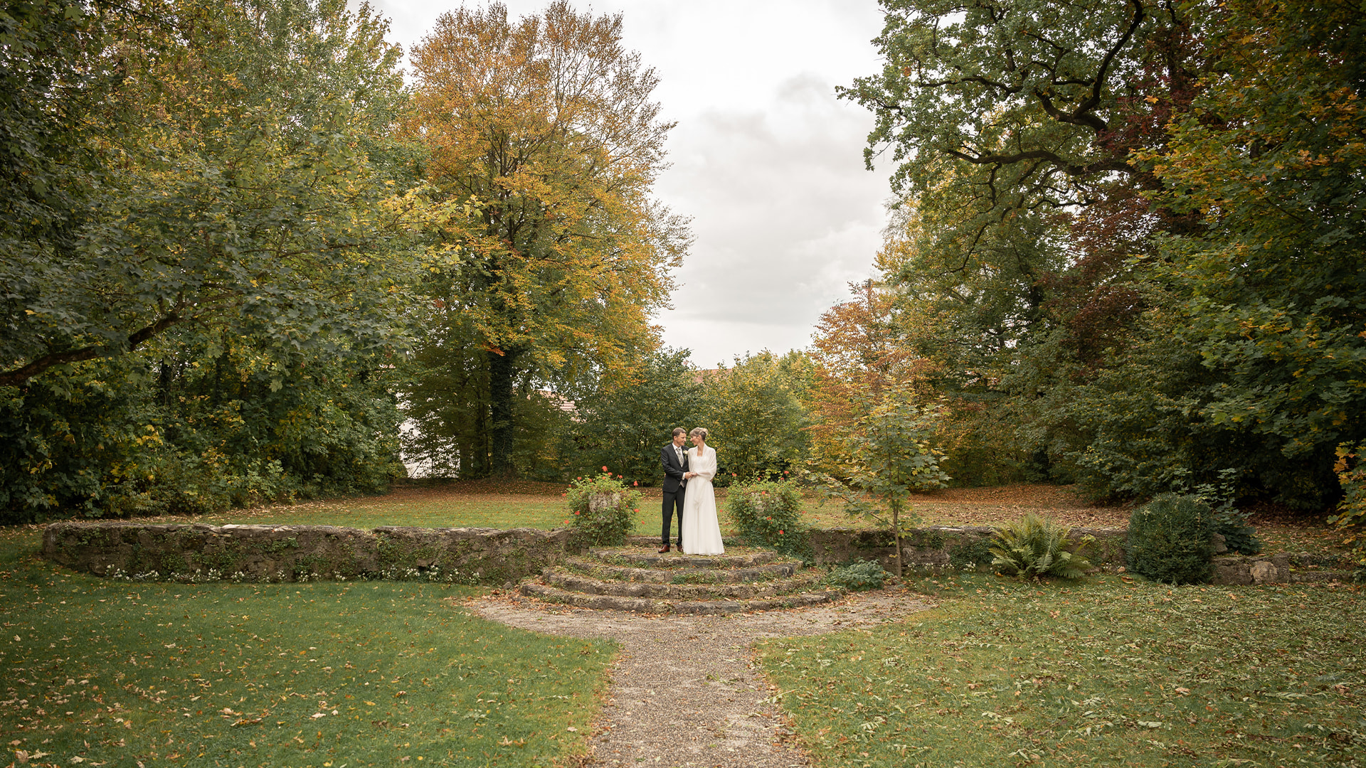 Brautpaar Hochzeitsfotos kirchliche Trauung Park