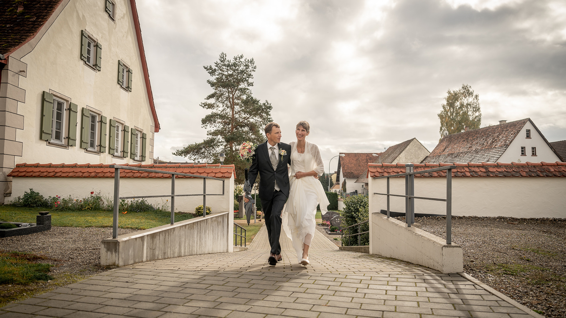 Brautpaar Hochzeitsfotos kirchliche Trauung Park