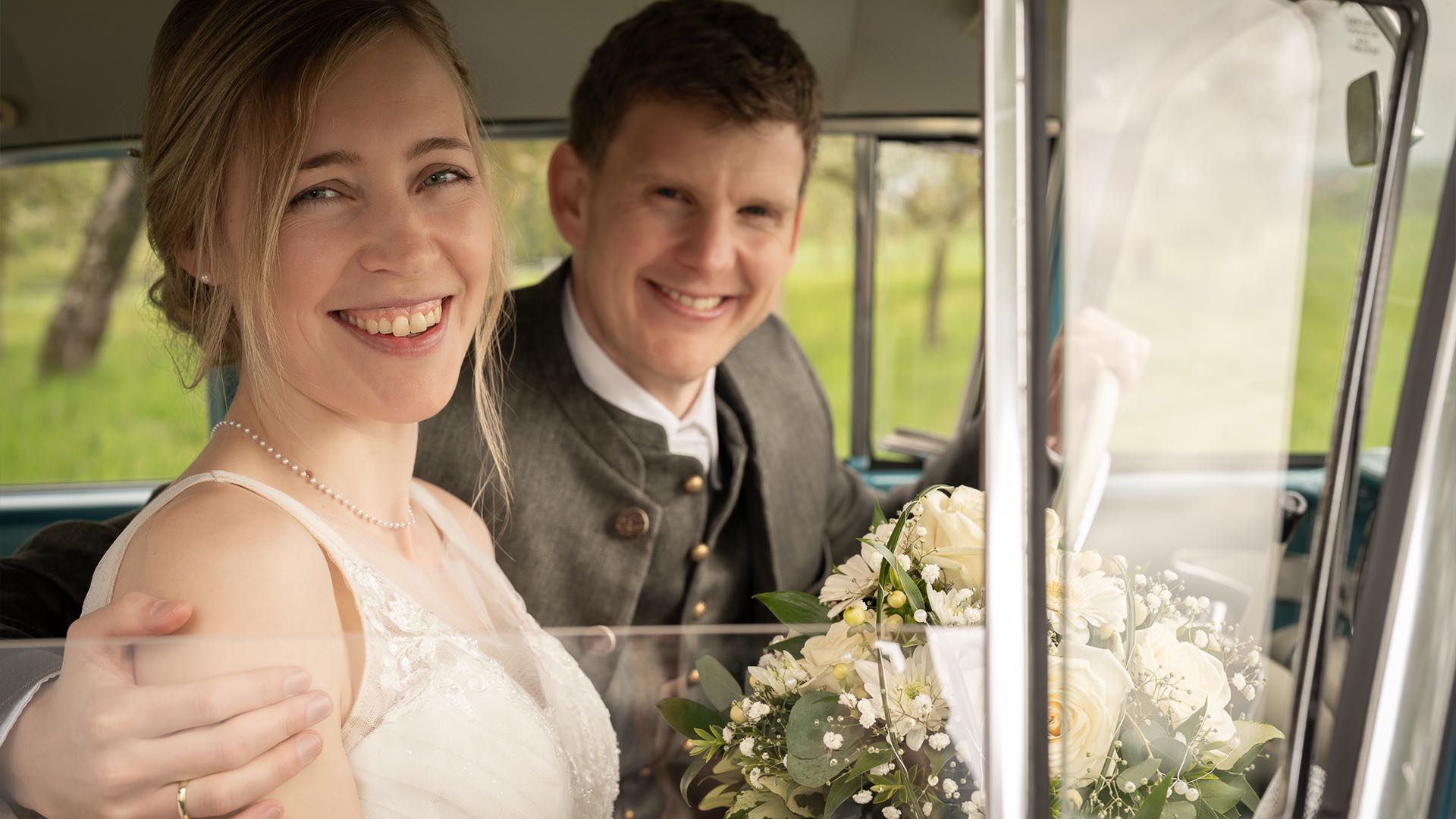 Hochzeitspaar Natur Brautstrauss Blumen Hochzeitsfotos