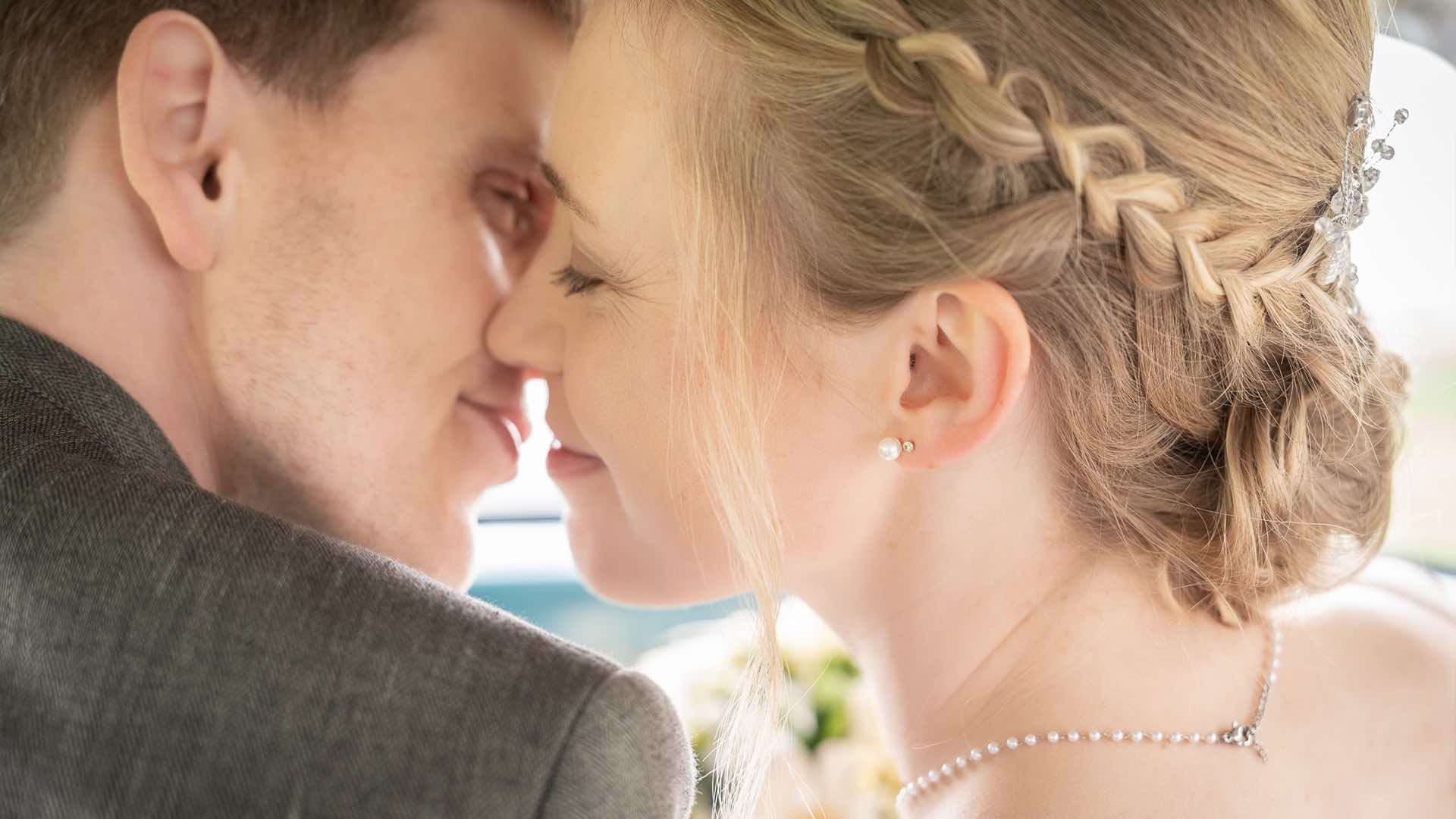 Hochzeitspaar Natur Brautstrauss Blumen Hochzeitsfotos