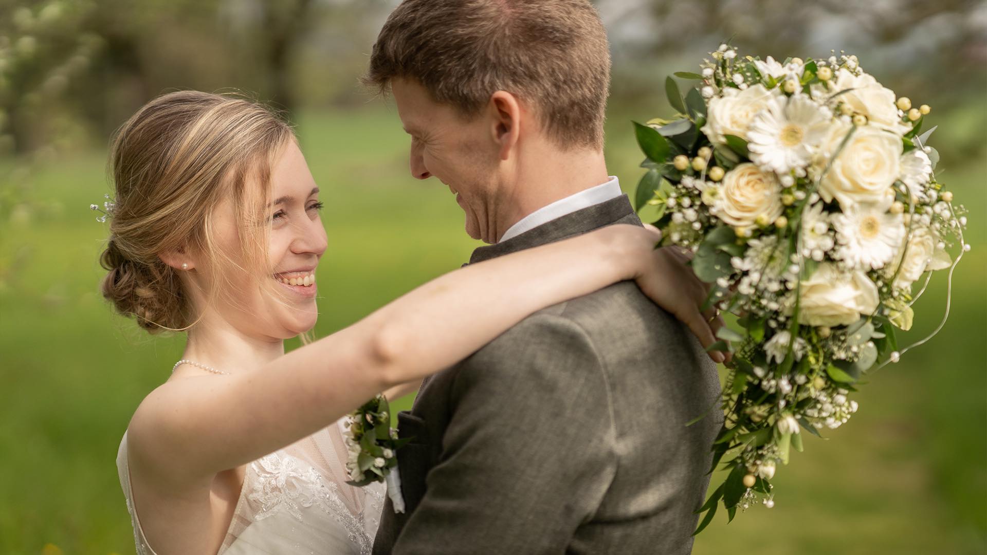 Hochzeitspaar Natur Brautstrauss Blumen Hochzeitsfotos