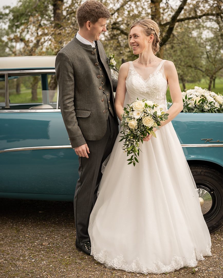 Hochzeitspaar Natur Brautstrauss Blumen Hochzeitsfotos