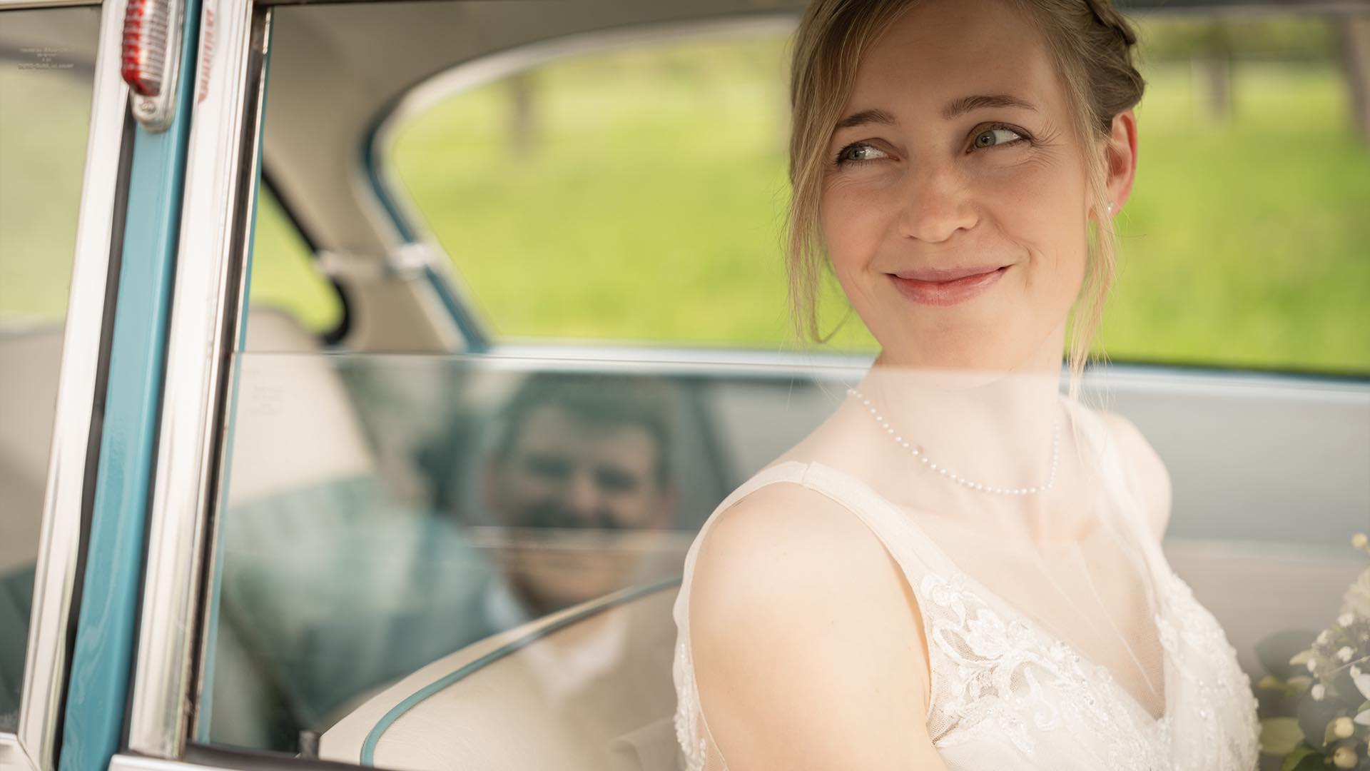 Hochzeitspaar Natur Brautstrauss Blumen Hochzeitsfotos