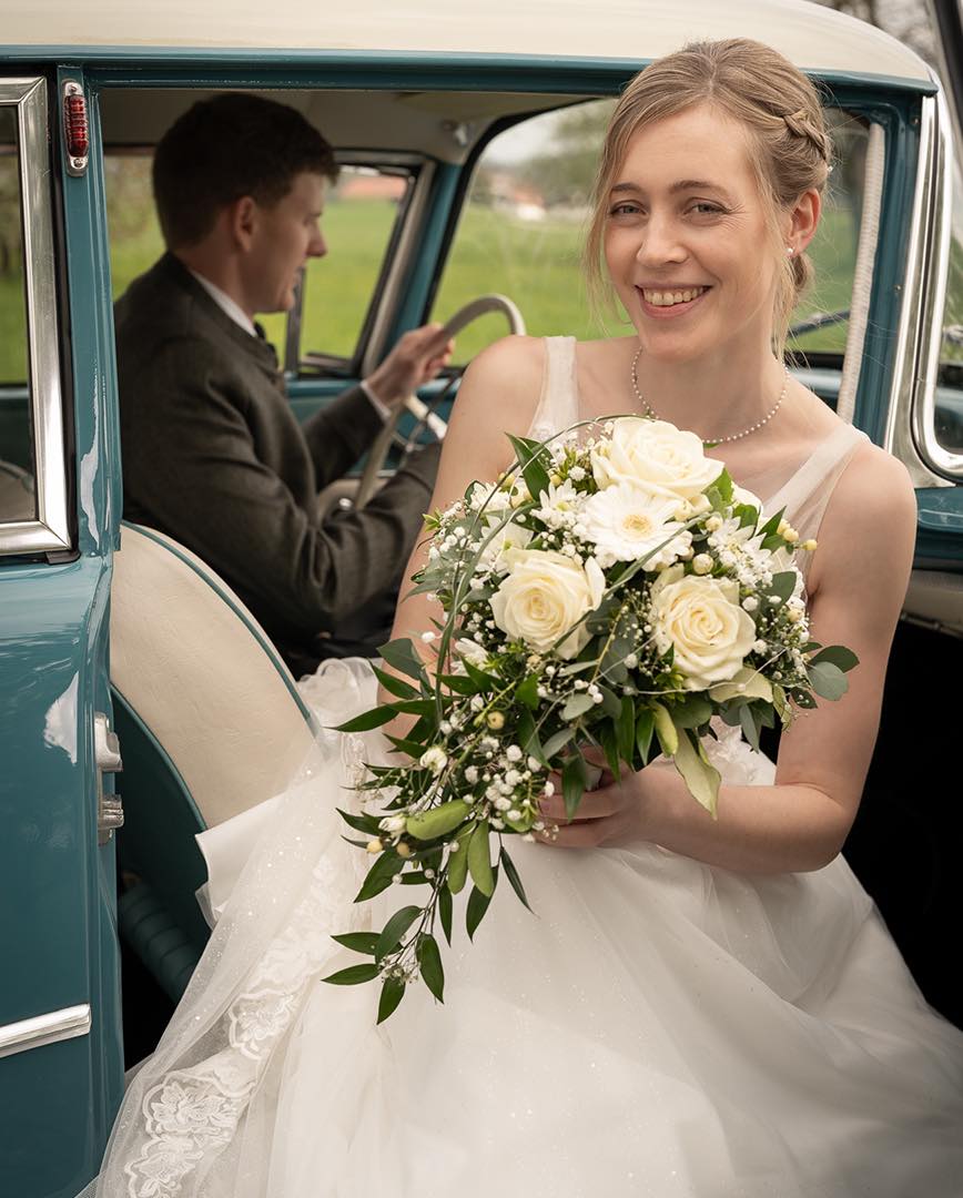 Hochzeitspaar Natur Brautstrauss Blumen Hochzeitsfotos