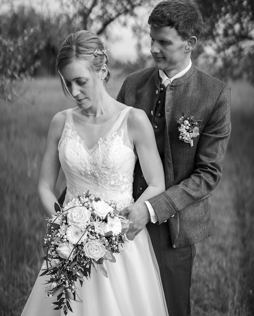 Hochzeitspaar Natur Brautstrauss Blumen Hochzeitsfotos