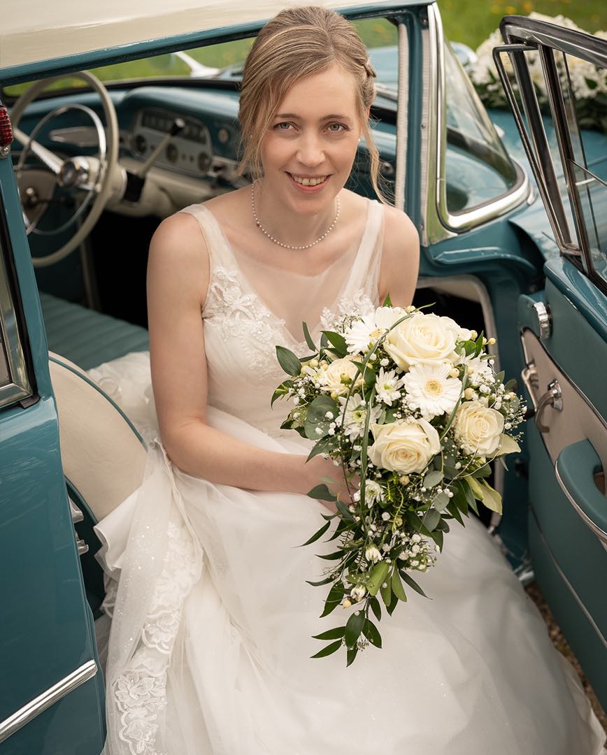 Hochzeitspaar Natur Brautstrauss Blumen Hochzeitsfotos