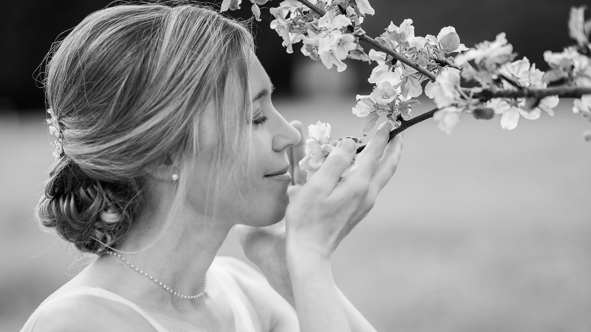 Hochzeitspaar Natur Brautstrauss Blumen Hochzeitsfotos