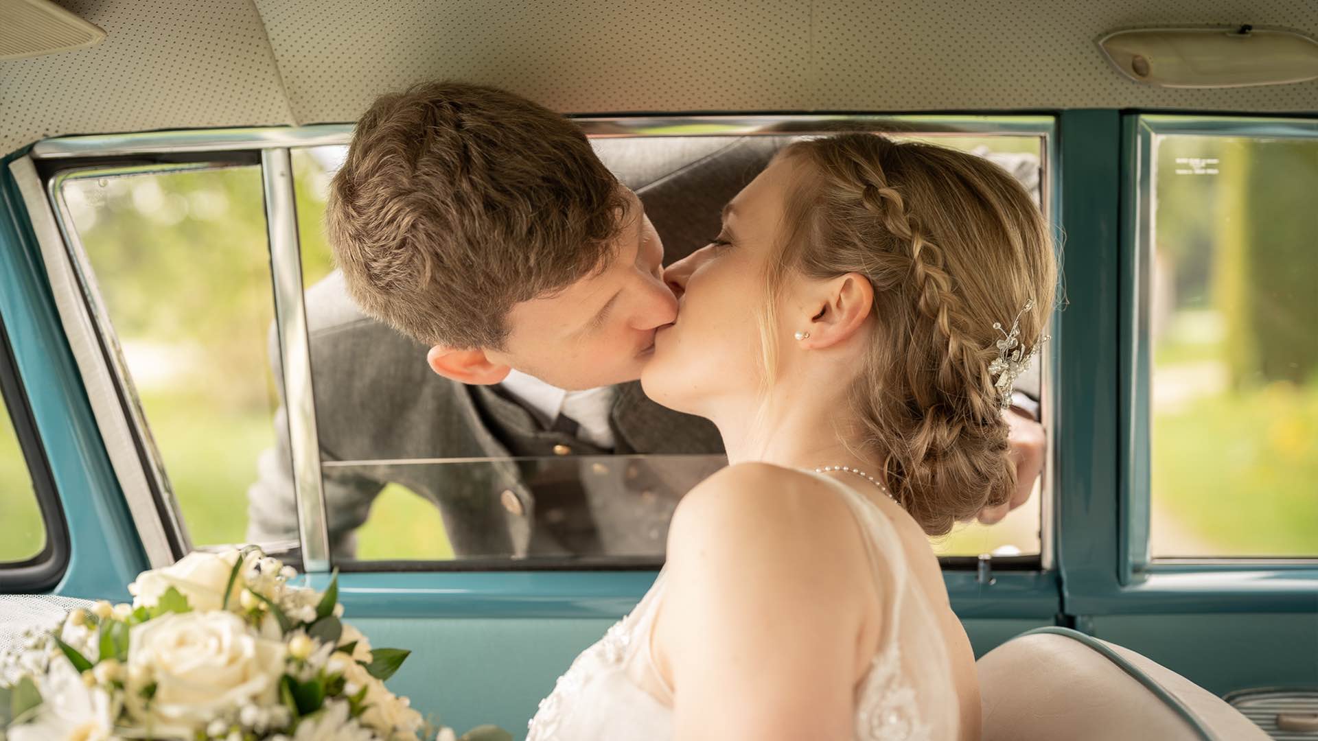 Hochzeitspaar Natur Brautstrauss Blumen Hochzeitsfotos