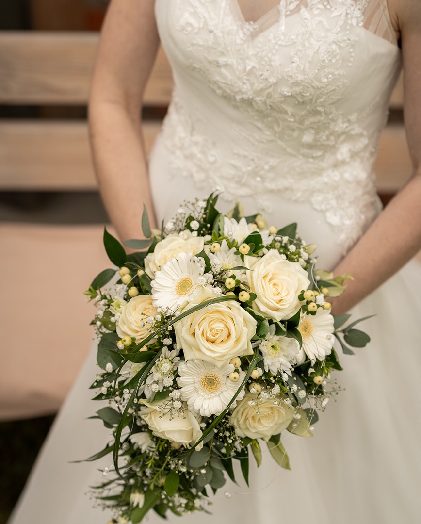 Hochzeitspaar Natur Brautstrauss Blumen Hochzeitsfotos