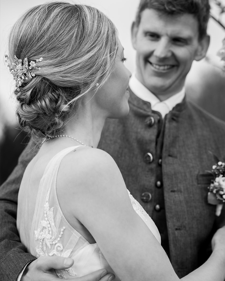 Hochzeitspaar Natur Brautstrauss Blumen Hochzeitsfotos