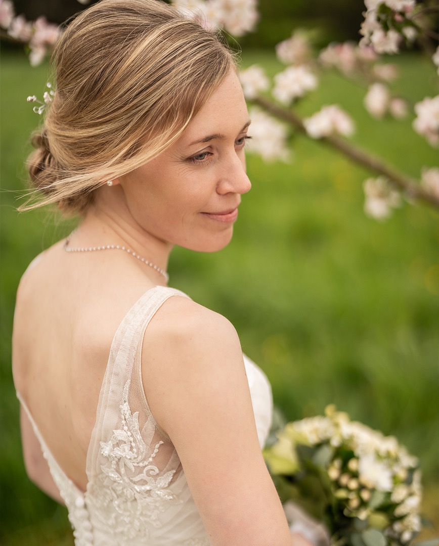 Hochzeitspaar Natur Brautstrauss Blumen Hochzeitsfotos