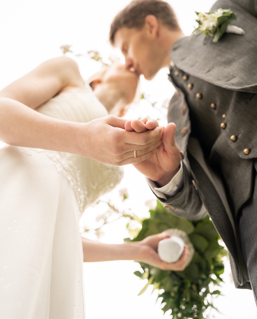 Hochzeitspaar Natur Brautstrauss Blumen Hochzeitsfotos